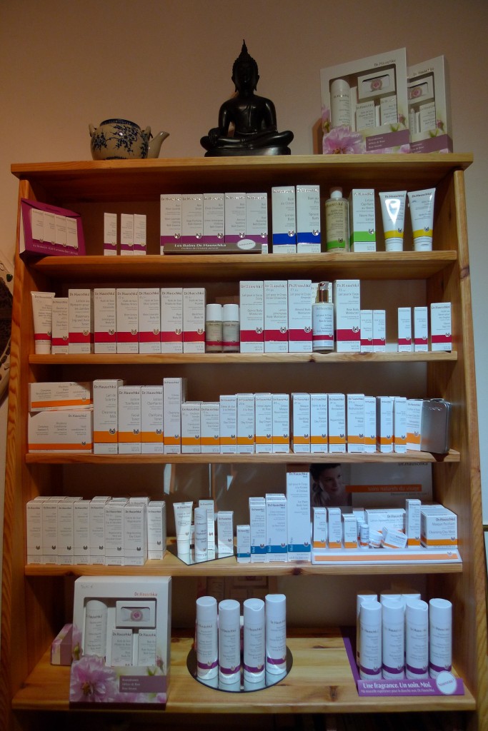 En ouvrant le carton de cette dernière commande, une douce effluve subtile de rose de Damas s'est répandue dans la salle de soin... hum, un instant de bonheur olfactif. Venez découbrir de quoi il s'agit dans notre boutique !