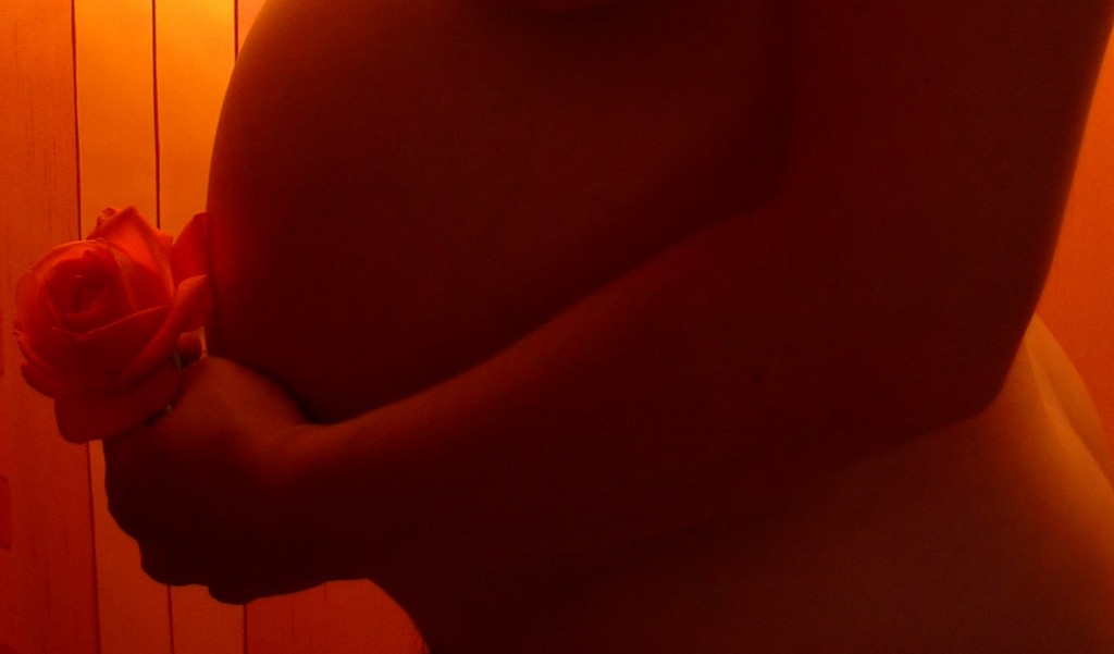 Future Maman : pratiqué sur les deux côtés du corps, en particulier ciblé sur le bas du dos et les jambes, avec l’huile de soin à la prunelle Dr. Hauschka pour ses propriétés favorisant la protection et l’élasticité de la peau, ce massage cocooning a pour maîtres mots “douceur et confort”. Pour un accompagnement de maman et de son futur bébé avec chaleur, unité et harmonie…du bonheur ! 1h ou 1h30