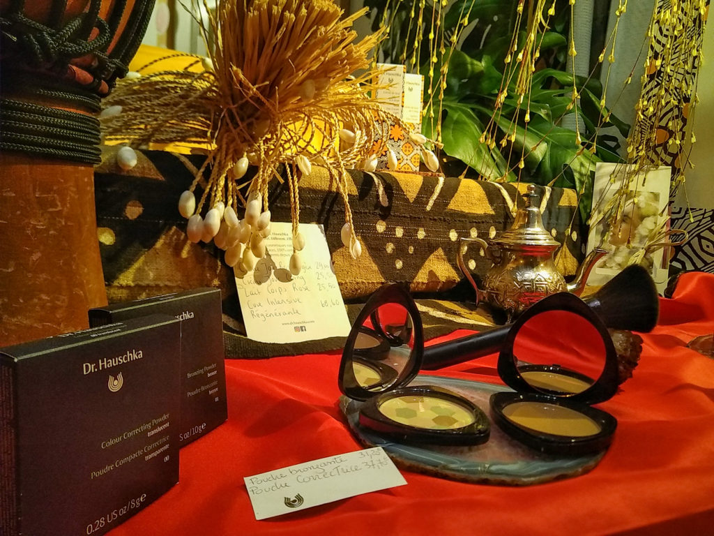 En 2001, Dr. Hauschka passe sa première commande de beurre de Karité biologique au Burkina Faso, auprès d’Agrifaso, le début d’un long partenariat. Afin de célébrer le 20e anniversaire de cette collaboration, Dr. Hauschka lui rend hommage et lance une nouvelle capsule en édition limitée de ses soins iconiques au beurre de Karité.